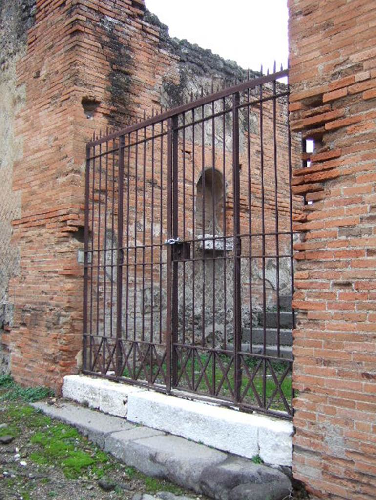 VII 9 42 Pompeii December 2005 Street Altar At South Entrance Of